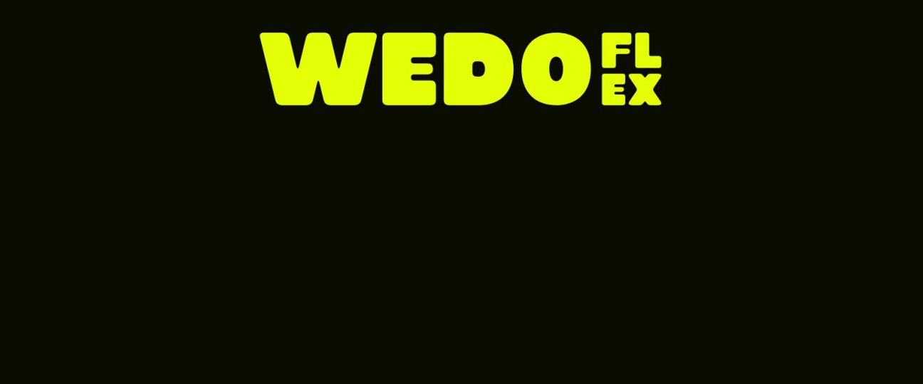 Logo van WEDO Flex in geel op een donkere achtergrond