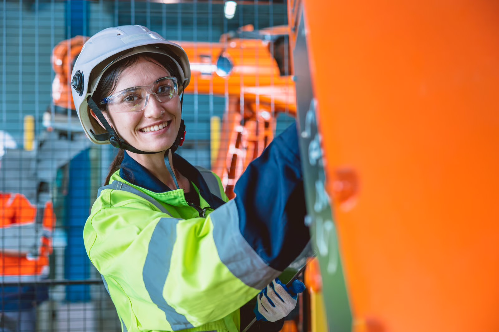 Productiemedewerker met veiligheidshelm
